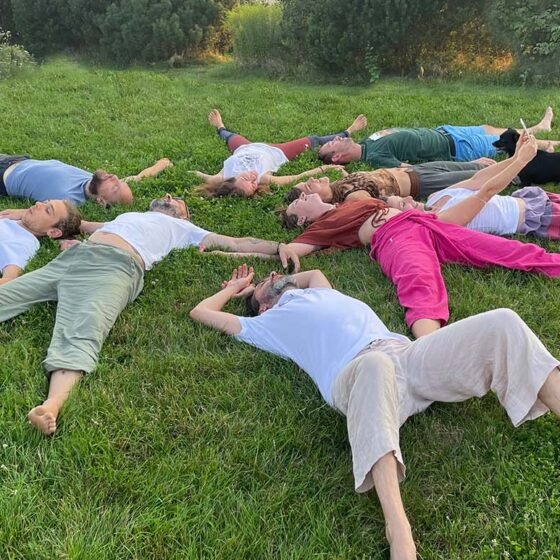 Corsi , seminari e ritiri di Yoga con Flora Bisogno